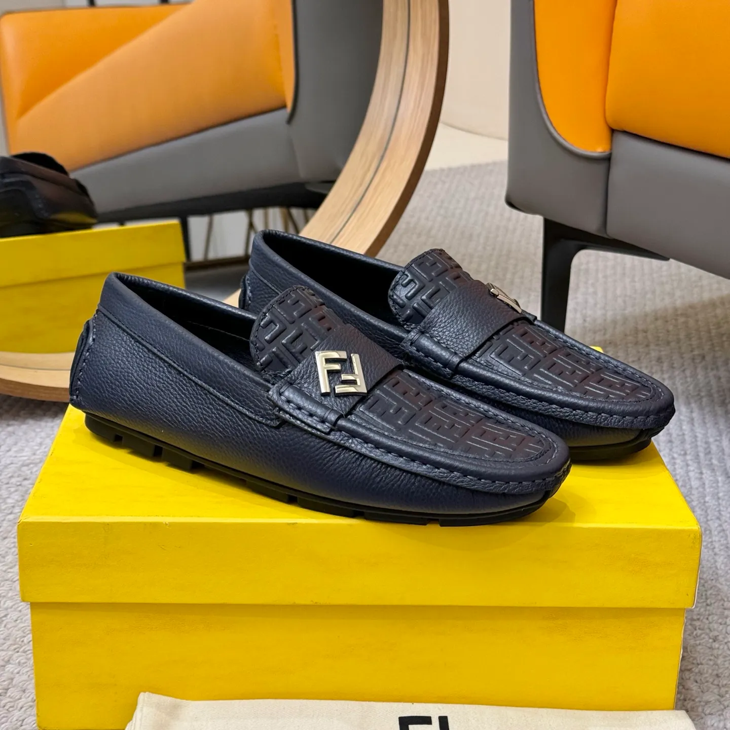 Men's shoes 💰420 [FENDI Fendi] 2⃣️0⃣️2⃣️5️⃣New Milan men's fashion lazy catwalk style ✅ fashionable casual beanie shoes, imported calfskin fabric, super smooth texture, sweat-absorbent and breathable, (sheepskin lining). Metal LOGO on the shoe body, Medusa avatar, irregular avatar, high-end craftsmanship logo✅ French Loft set foot design style 👟Low-key and elegant, great on-foot effect... Men's shoe size: 38-46 (4-12)